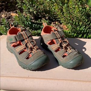 Osh Kosh B'gosh Toddler Girls 9 athletic sandals